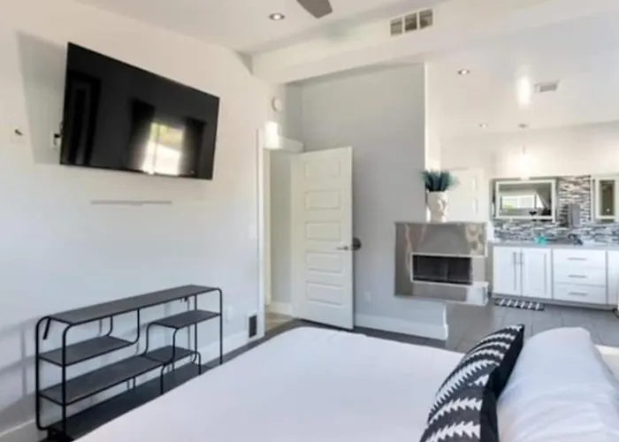 Mid Century Modern Retreat In Old Town Ferienhaus