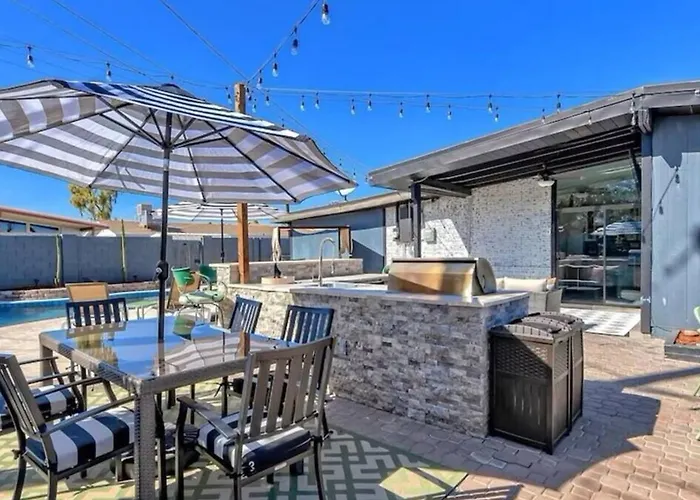 Mid Century Modern Retreat In Old Town